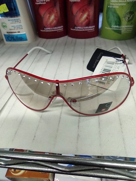 Occhiali da sole con falso marchio CE di produzione cinese, la polizia locale ne sequestra oltre 14mila paia in un negozio di piazza Acquaverde