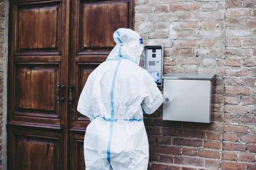 Green pass rafforzato per andare al lavoro e stop alla quarantena dei vaccinati: le richieste delle Regioni