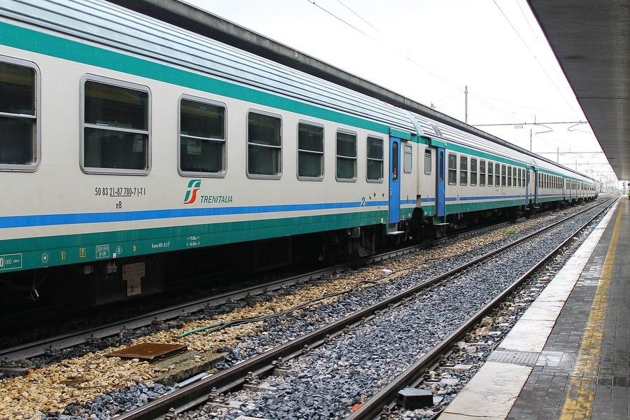 Rapinato e strattonato a bordo del treno, paura a Voltri, il racconto della vittima
