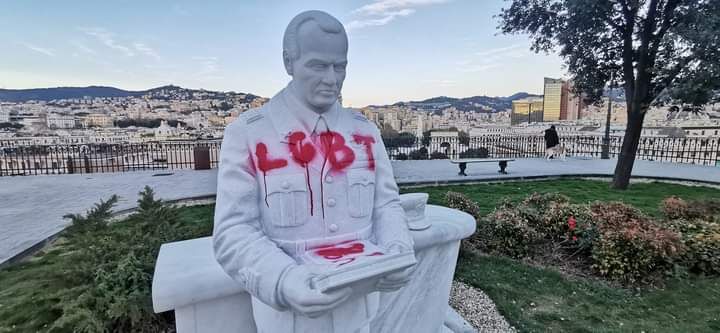 Imbrattata nuovamente la statua di Giorgio Parodi, co fondatore della Moto Guzzi (FOTO)