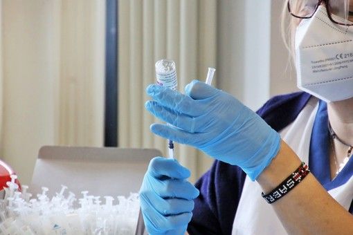 Covid in Liguria, il tasso scende a 1,94%: un morto al Galliera