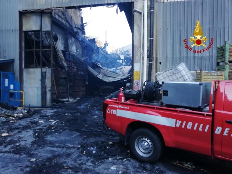 Incendio fabbrica Zinkal: prosegue il lavoro dei vigili del fuoco con la bonifica del capannone