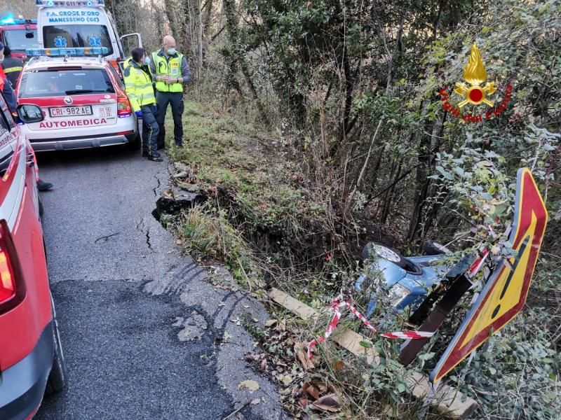 Vigili del fuoco intervenuti sulla strada per Arvigo Superiore a causa di un incidente stradale