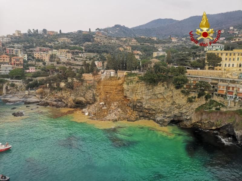 Camogli: frana sotto il cimitero, 200 bare finiscono in mare; intervento dei Vigili del fuoco per rischio biologico (Foto)
