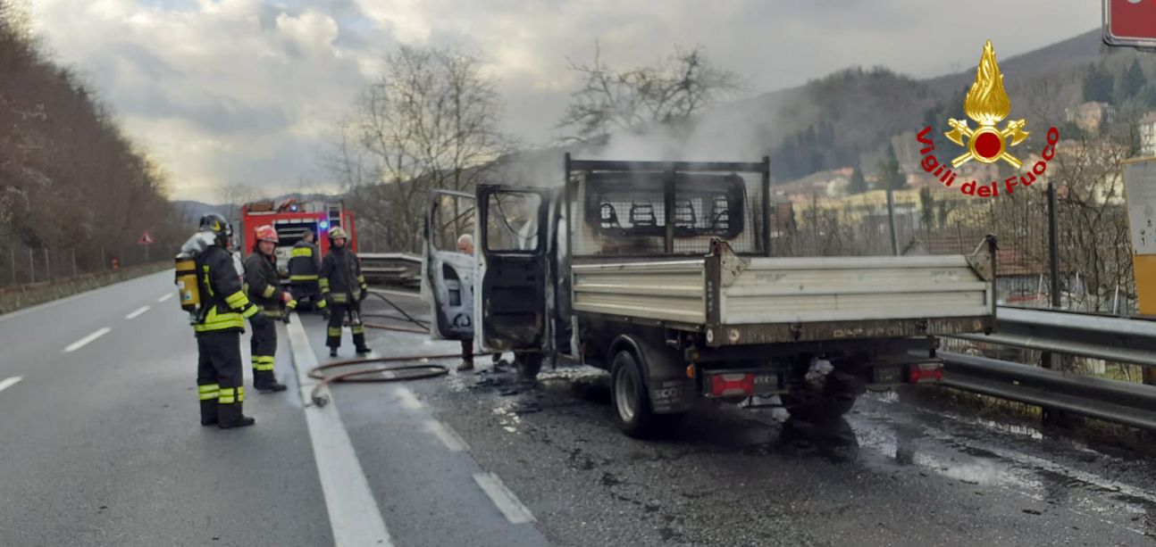 Furgone in fiamme sull'A7: nessun ferito