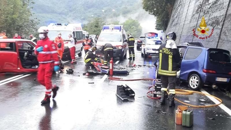 Vigili del fuoco in azione per un frontale tra due auto: due bambini al Gaslini con l'elicottero (FOTO)
