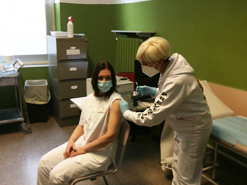 Genova: ecco la prima vaccinata al Covid-19, iniziato anche nella nostra regione il 'Vaccine Day' (FOTO e VIDEO)