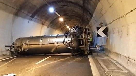 Ancora disagi sulla A10: autospurgo si ribalta tra Varazze e Celle, chiusa l'autostrada