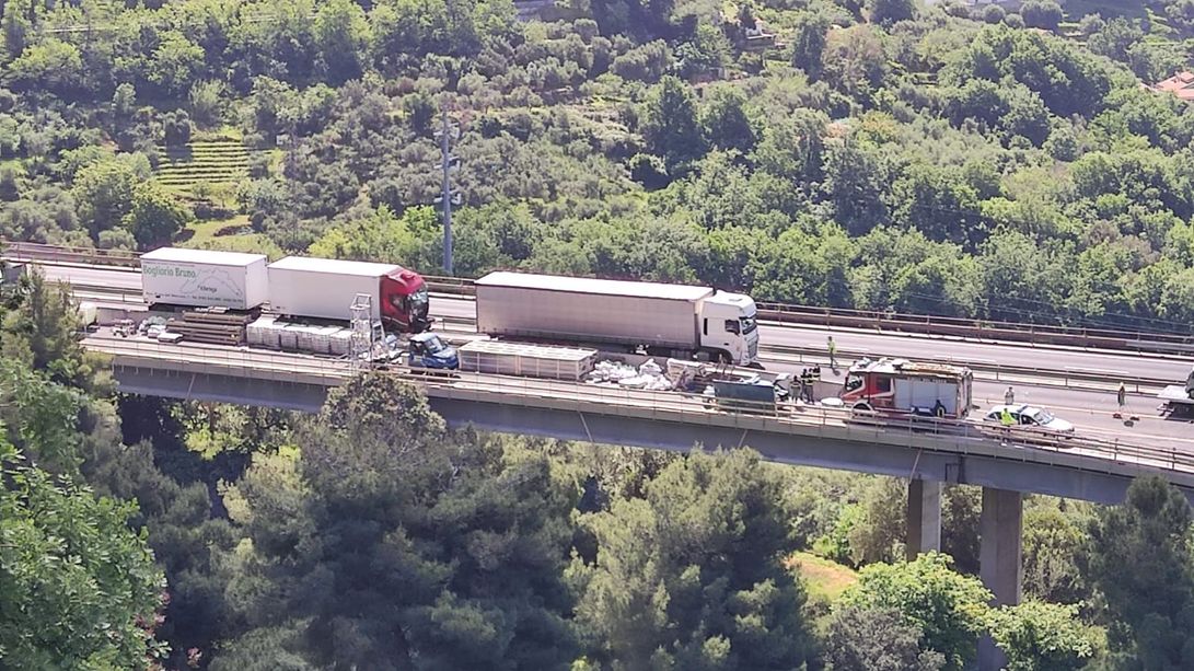 A10, incidente all'altezza di Pietra Ligure: tre veicoli coinvolti. Autostrada riaperta (FOTO) A10, incidente all'altezza di Pietra Ligure: tre veicoli coinvolti. Autostrada riaperta (FOTO)