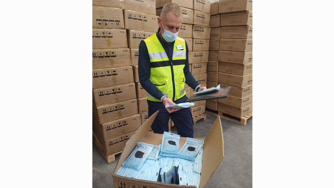 Nessuna certificazione: l'ufficio dogane dell'Aeroporto di Genova sequestra oltre un milione di mascherine