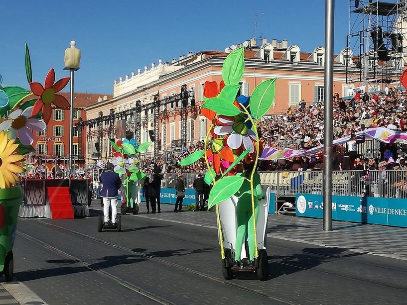 I carri della Battaglia dei Fiori stanno sfilando, il Carnevale di Nizza è partito (Foto e Video)