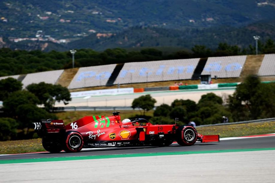 F1. Passo indietro della Ferrari a Portimao: Leclerc sesto, Sainz fuori dai punti. Vince Hamilton