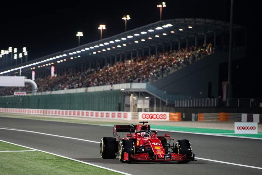 F1. Scintille nella notte del Qatar, vince Hamilton davanti a Verstappen e Alonso. Ottavo Leclerc