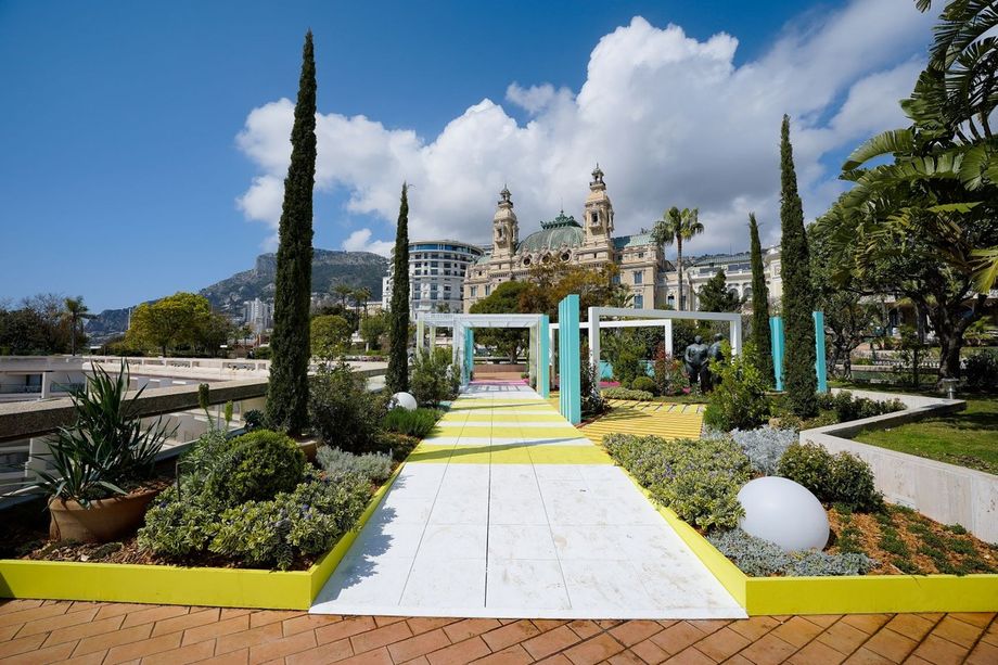 Monaco partecipa al Festival dei Giardini: le terrazze del Casinò, lato Fairmont, presentano "Il riflesso dell'acqua nell'infinito blu"