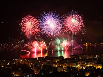 Non solo a Cannes, tornano i fuochi d’artificio in molte località della Costa Azzurra e dell’arrière pays