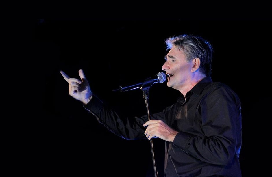 Aznavour, Becaud e Lama a Villeneuve Loubet con la voce di Bernard Persia