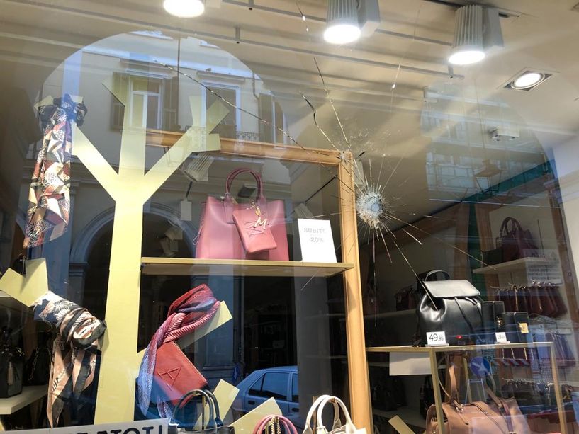 Atti vandalici nella notte a Imperia: rotte le vetrate di 2 negozi in via Bonfante