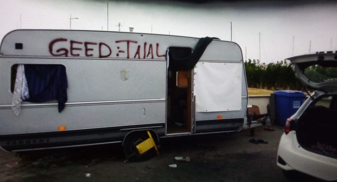 Imperia, blitz mattutino dei vigili: rimossa la roulotte all’ingresso del porto turistico. Era diventata rifugio di senzatetto (foto)