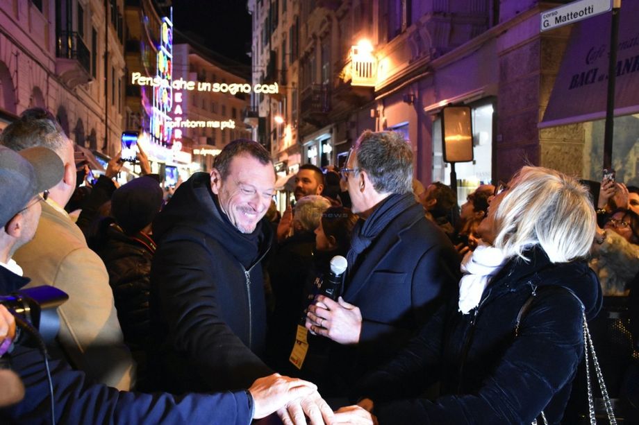 70° Festival: la dichiarazione d’amore di Amadeus per la città “Qui mi sento a casa, grazie per l’accoglienza, Sanremo è fatta di bellissima gente” (Video) 70° Festival: la dichiarazione d’amore di Amadeus per la città “Qui mi sento a casa, grazie per l’accoglienza, Sanremo è fatta di bellissima gente” (Video)