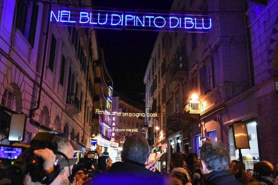 70° Festival: Amadeus accende il testo di “Nel blu dipinto di blu”, l'omaggio a Domenico Modugno illumina la strada verso l'Ariston (Foto e Video)