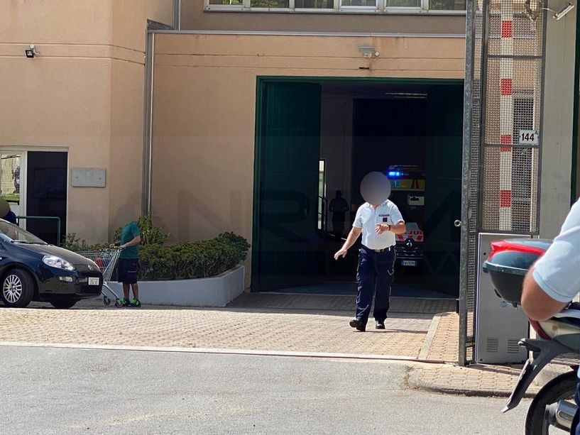 Sanremo: due magrebini danno fuoco a una cella, un agente li salva ma rimane intossicato insieme a loro (Foto e Video)