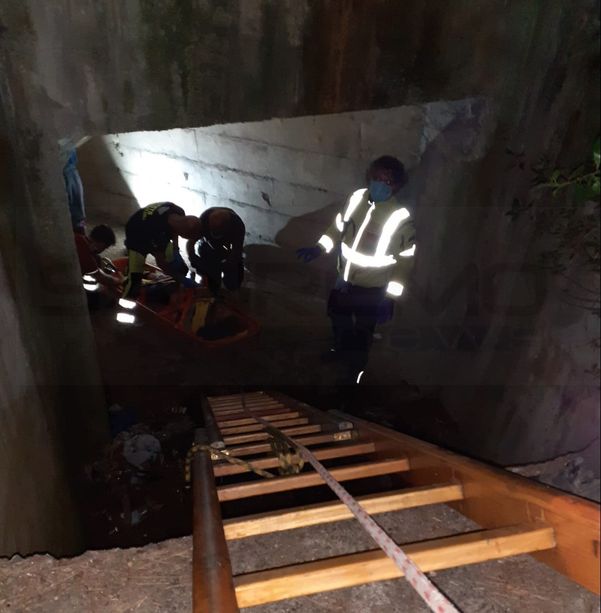 Bordighera: clandestino fugge ai controlli e cade in un canale di scolo sulla A10, salvato dai Vigili del Fuoco, 118 e Polstrada (Foto)