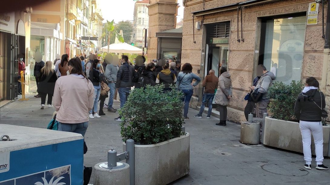 Tamponi più che raddoppiati nel weekend: ma molti anche i vaccinati, 317 le prime dosi in provincia