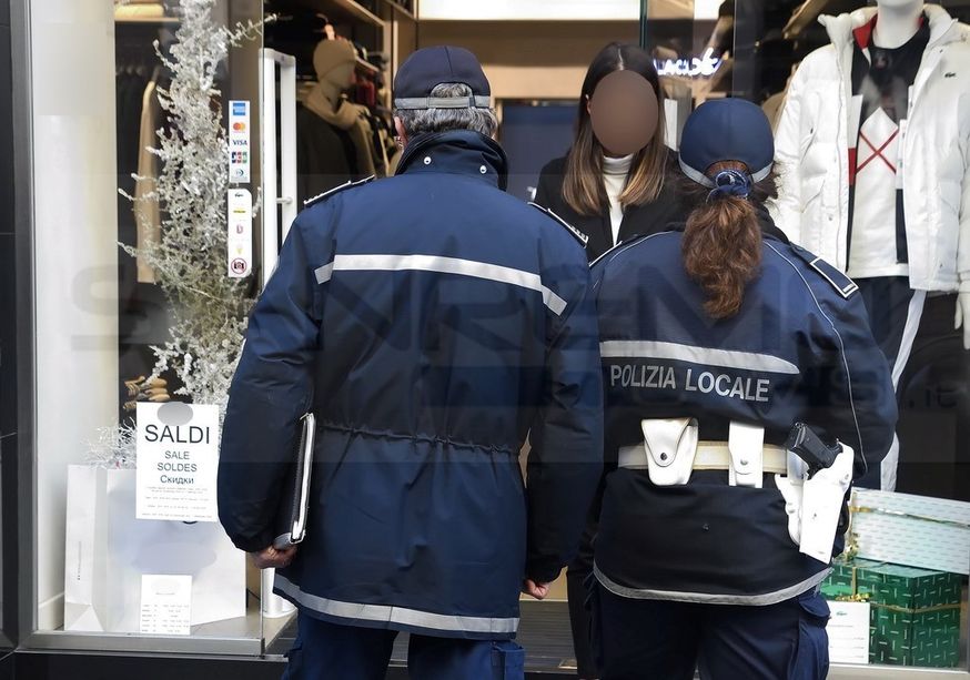 Sanremo: saldi 'anticipati' in alcuni negozi del centro, controlli della Municipale e tre sanzioni da 1.032 euro (Foto)
