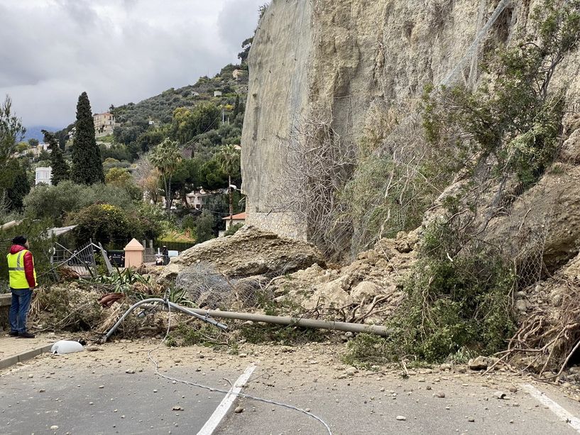 Ventimiglia: frana di via Toscanini, caduti circa 350 metri cubi di terra. Si punta a riaprire la strada lunedì