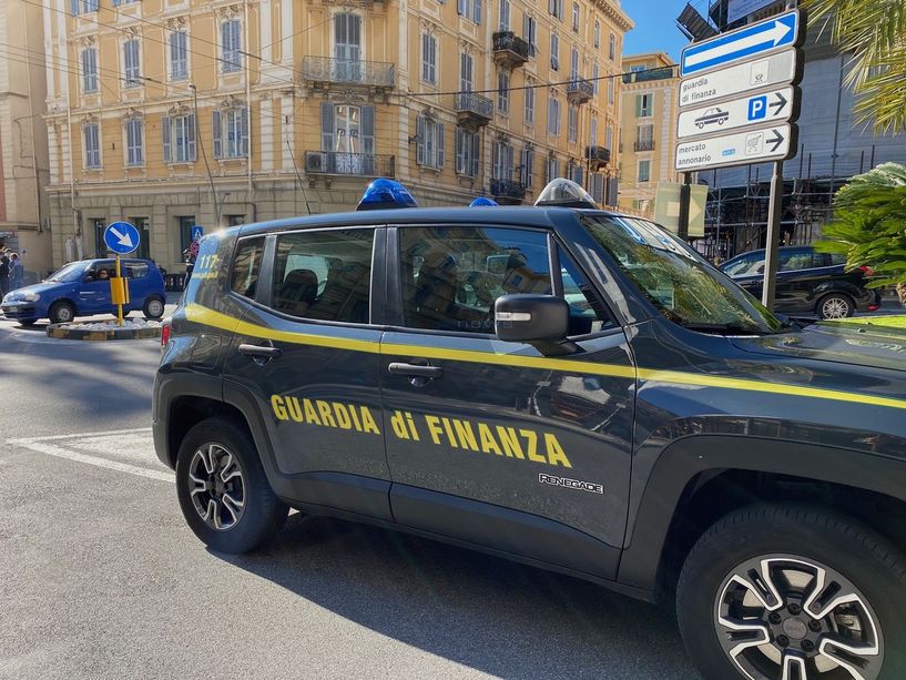 Bordighera: la Guardia di Finanza sequestra auto di lusso, moto di grossa cilindrata e quote societarie ad un evasore fiscale