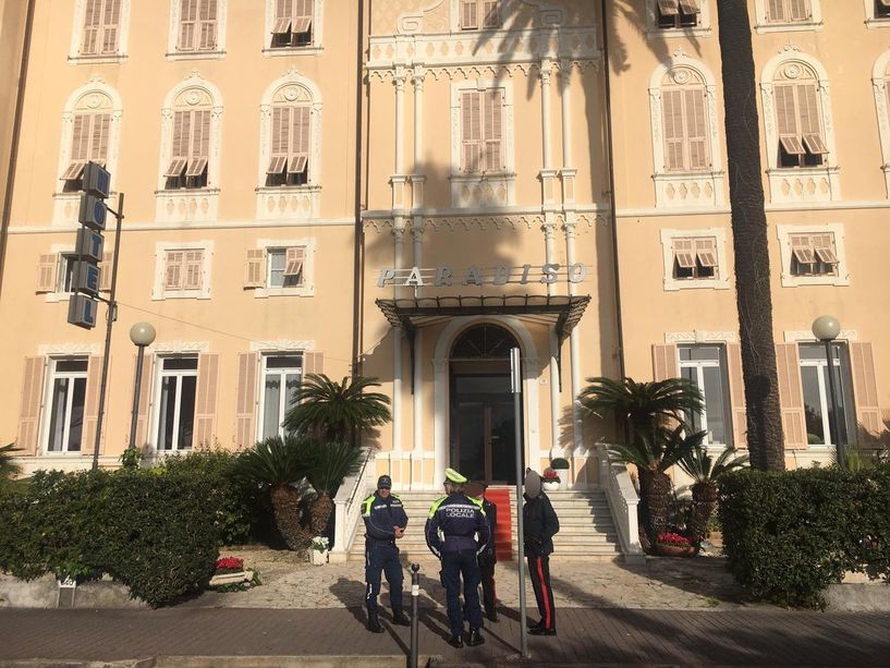 Diano Marina: anziano positivo al tampone, intervista a uno degli ospiti "Fatte passeggiate in spiaggia, mai andati in locali, solo un caffè al bar" (Video) Diano Marina: anziano positivo al tampone, intervista a uno degli ospiti "Fatte passeggiate in spiaggia, mai andati in locali, solo un caffè al bar" (Video)