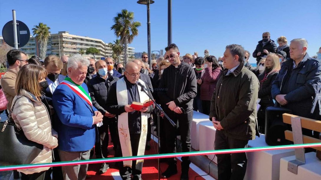 Ventimiglia si gode la nuova pista ciclabile sul lungomare, Bertolucci: “È un fiore all'occhiello per il turismo e il benessere”