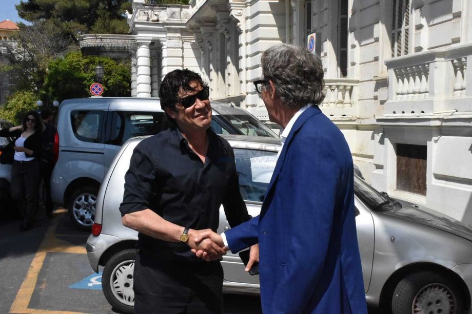 Riccardo Scamarcio a Sanremo per le riprese di ‘2Win’: “Gireremo qui il finale, è una città importante per il nostro racconto” (Foto e Video)
