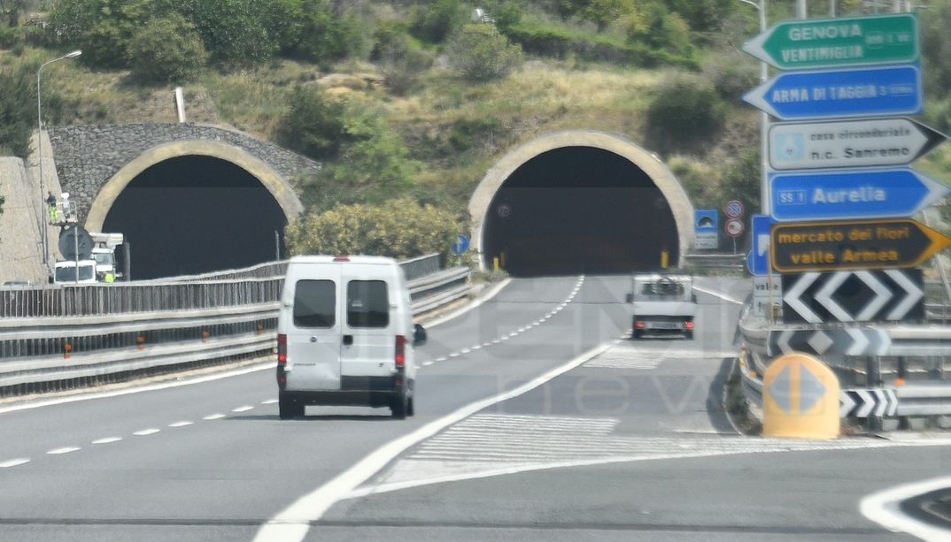 Sanremo: ecco l'installazione del nuovo e tanto discusso autovelox fisso sull'Aurelia Bis in Valle Armea