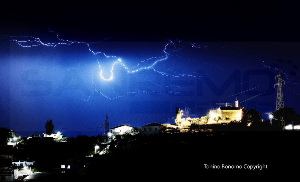 In arrivo la depressione 'Christian': diramato lo stato di allerta arancione per la nostra provincia. Scuole chiuse quasi ovunque