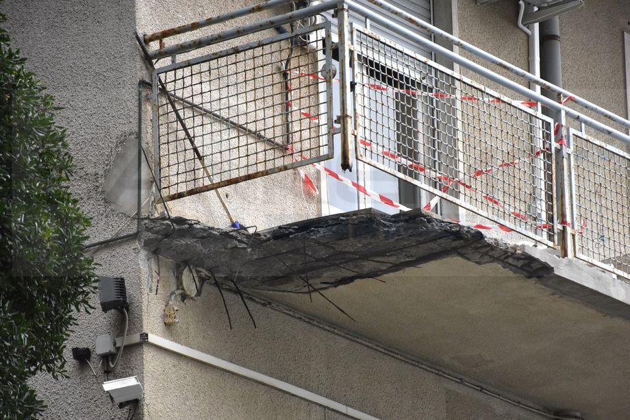 Ospedaletti: rimane chiusa via XX Settembre, serve la messa in sicurezza dopo il crollo del terrazzino di ieri (Foto)