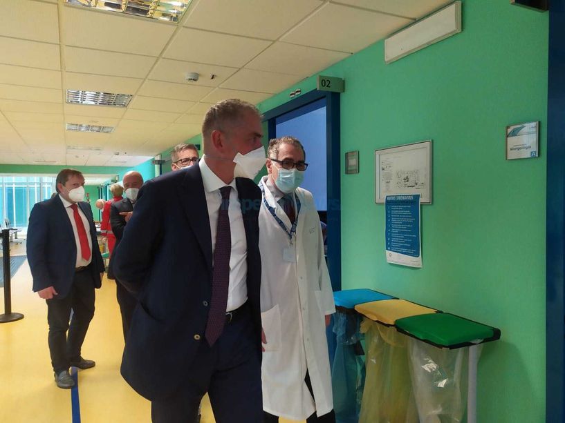 Dopo Piemonte e Liguria, il sottosegretario alla salute Andrea Costa apre all'accordo con altre regioni sui vaccini ai turisti (video)