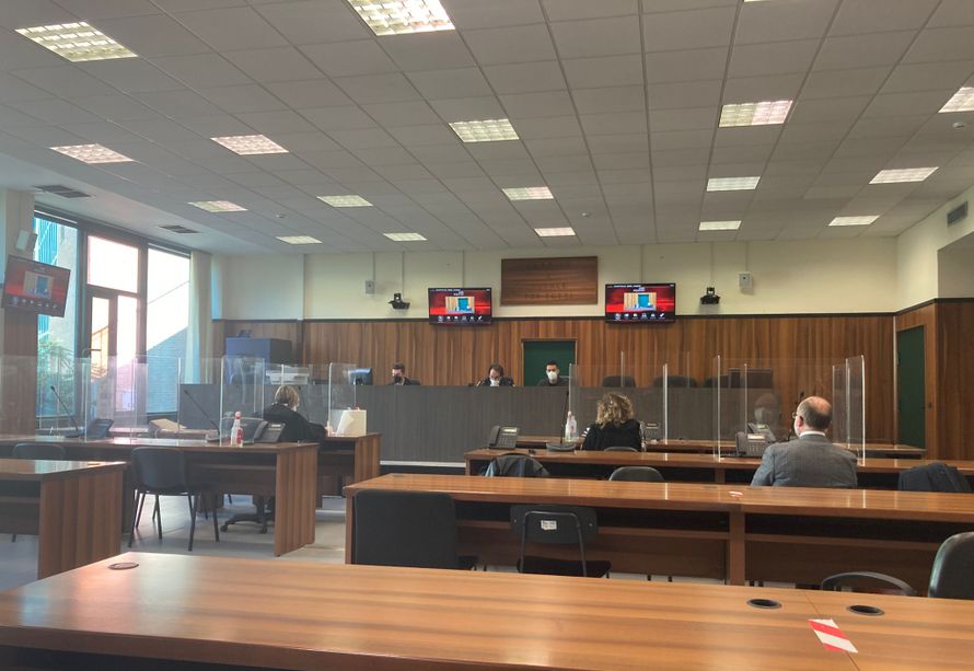 Imperia, non accetta la fine della relazione e distrugge a sprangate l'auto dell'ex fidanzato: 37enne albanese finisce a processo