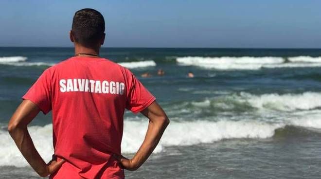 Imperia, bagnino salva una 82enne al 'Piccolo lido', la storia commuove i social: &quot;Grazie per non aver mai mollato&quot;