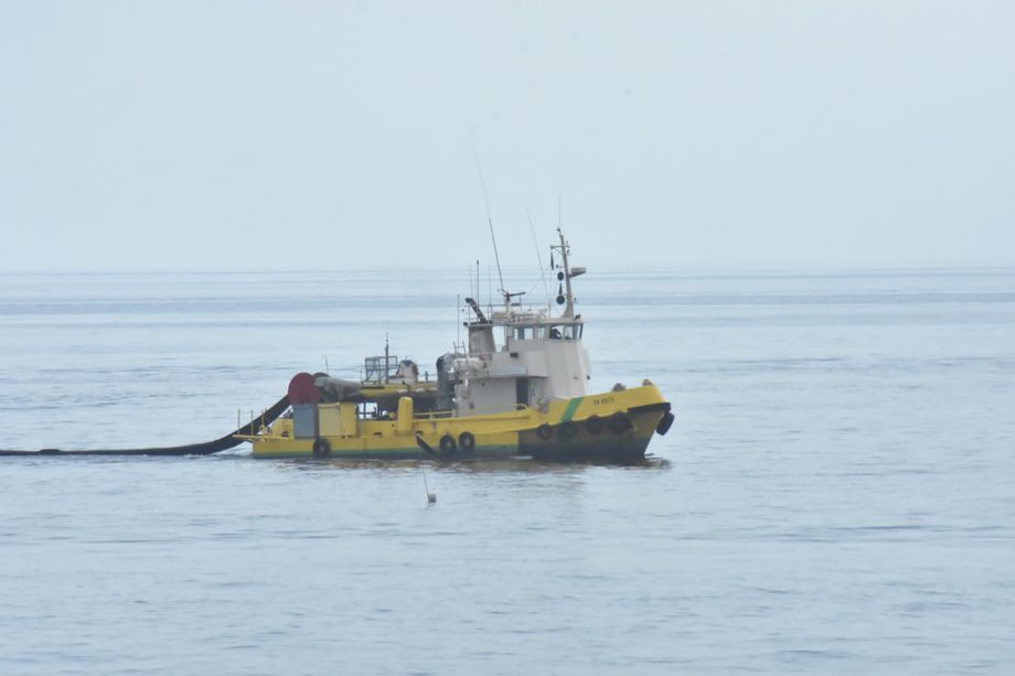 Intervento di un mezzo speciale per evitare l'inquinamento dove è ieri affondato lo yacht bruciato (foto e video)