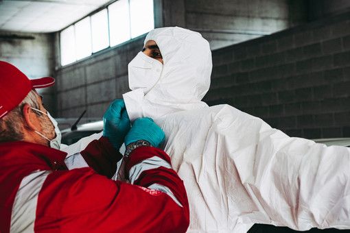 Coronavirus: tasso di positività stazionario e meno tamponi oggi, crescono ricoveri e terapie intensive