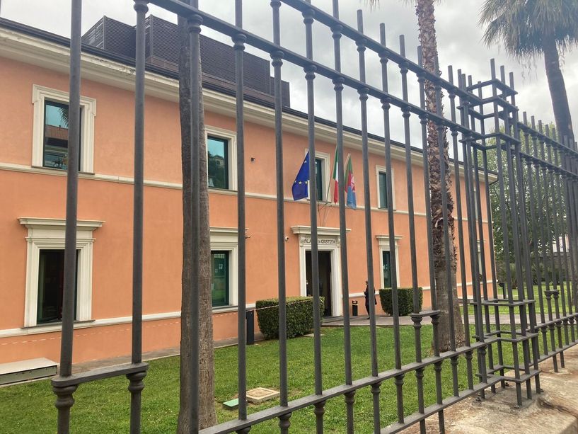 Fa minacciare di morte l'ex e le sferra un pugno a San Valentino: 41enne a processo dinanzi il giudice di Imperia