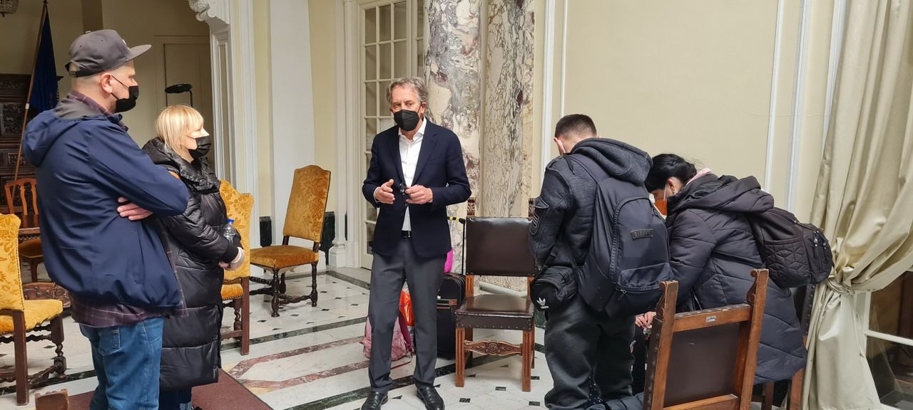 Famiglia ucraina in fuga dalla guerra raggiunge Sanremo e si presenta in Comune, Biancheri: “Siamo in prima fila nella solidarietà”
