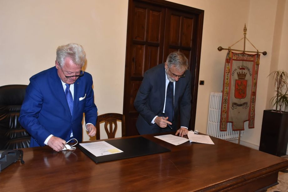 A Ventimiglia firmato il "Patto per l'attuazione della sicurezza urbana", più videosorveglianza e attenzione sui migranti (Video)