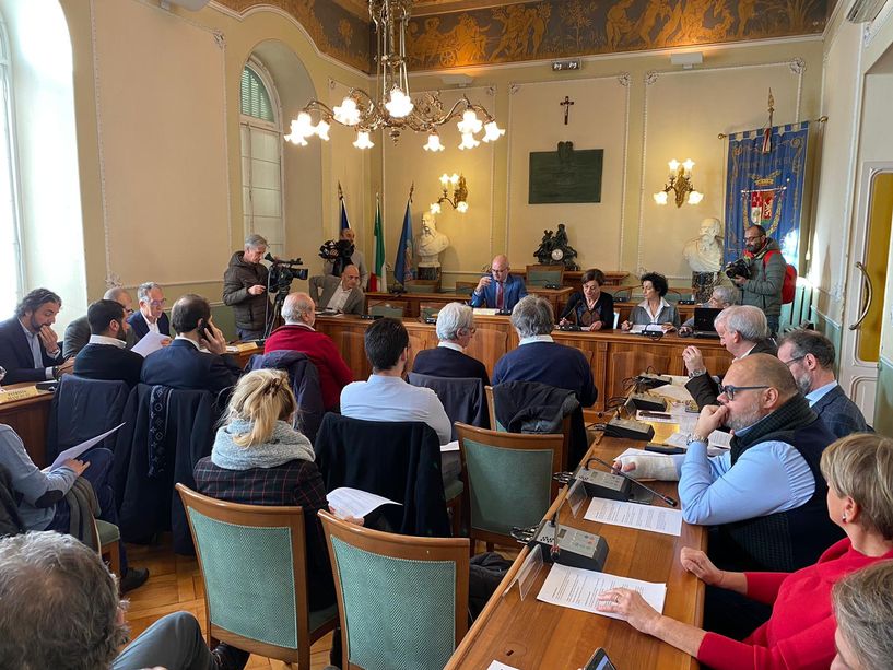 Ponente isolato: il lavoro proseguirà con un ‘tavolo’ operativo, ma il documento discusso stamattina rivela una frattura tra alcuni sindaci (Video)