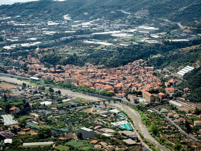 Taggia: aiutare i positivi al Covid rimasti soli, dal Comune pacchi viveri e farmaci