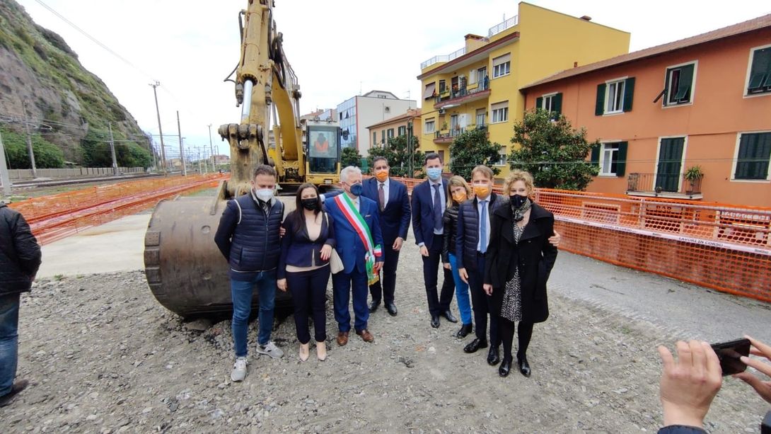 A Ventimiglia è il giorno dei nuovi parcheggi: anche il presidente Toti in città per le inaugurazioni (Foto e Video) A Ventimiglia è il giorno dei nuovi parcheggi: anche il presidente Toti in città per le inaugurazioni (Foto e Video)