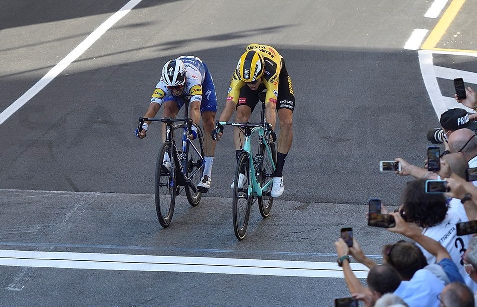 La città si prepara per una Milano-Sanremo blindata: sull’ultimo chilometro locali e negozi chiusi fino al termine della corsa