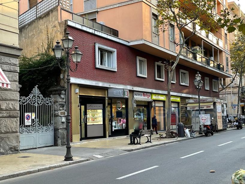 Sanremo: clochard di corso Garibaldi, il Comune replica ai commercianti "La soluzione non è lo spostamento della panchina"