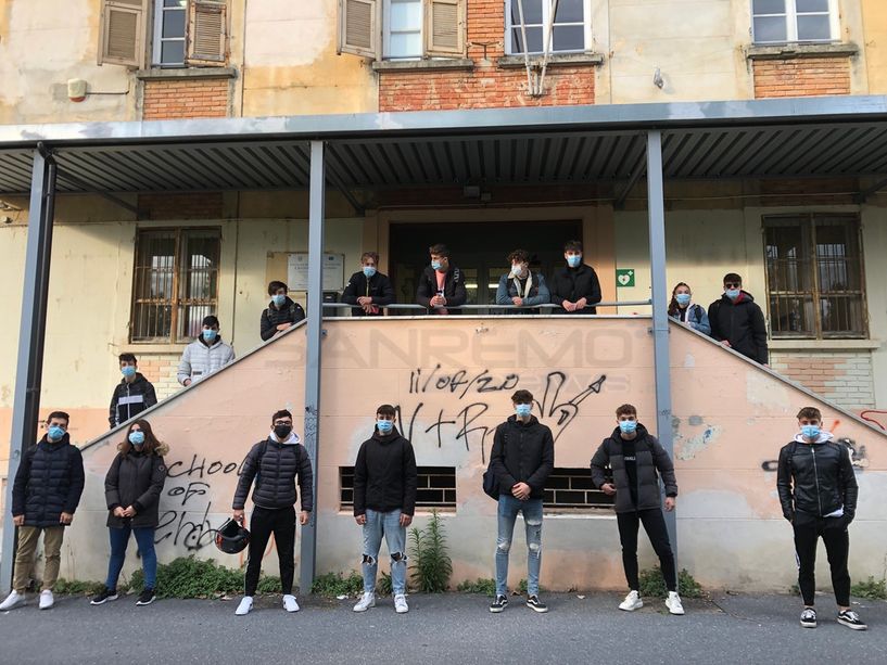 Scuola e disposizioni anti Covid: la protesta degli studenti al Colombo di Taggia (Foto e Video)